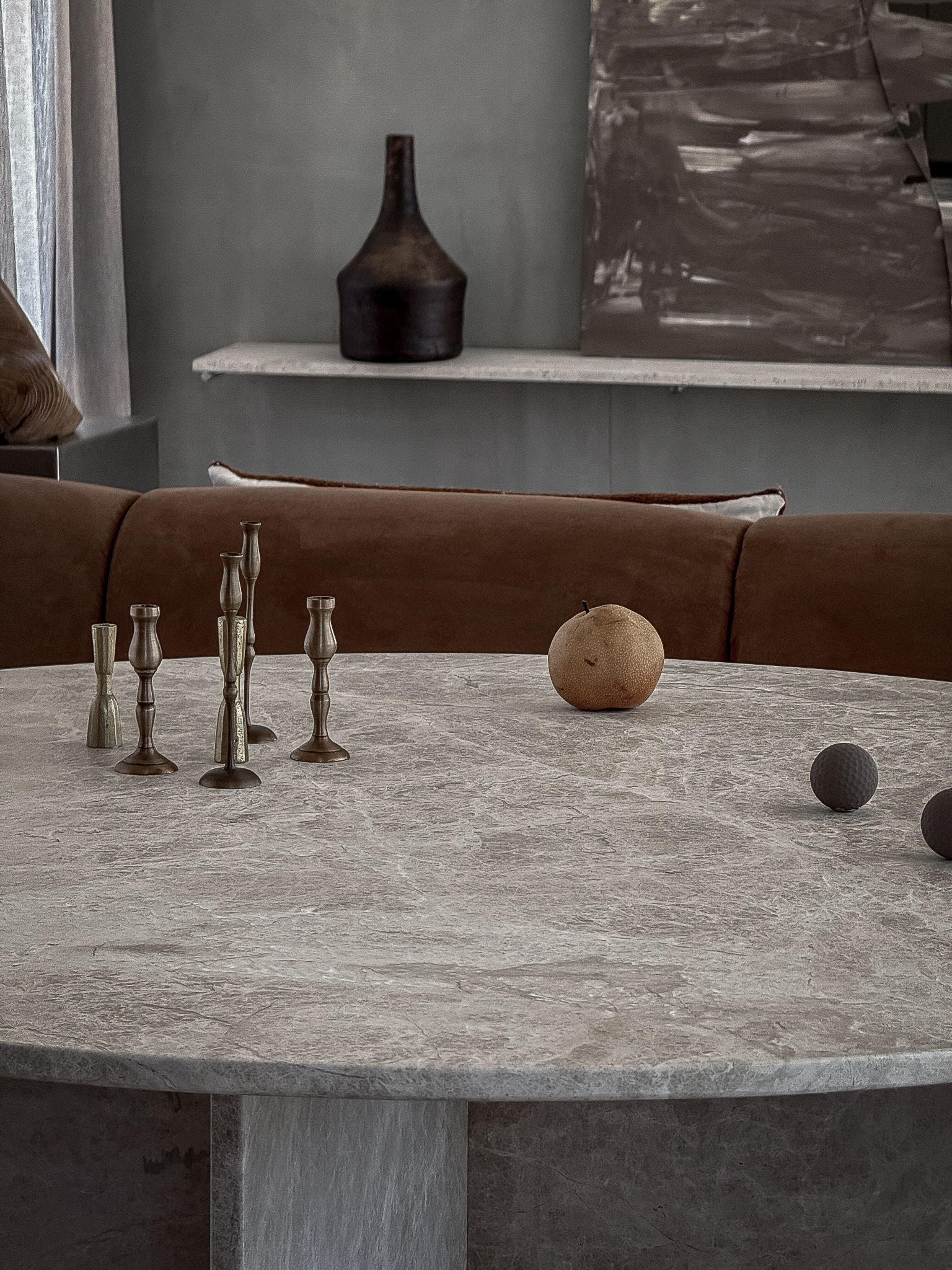 Detalle de mesa y silla en mármol y madera